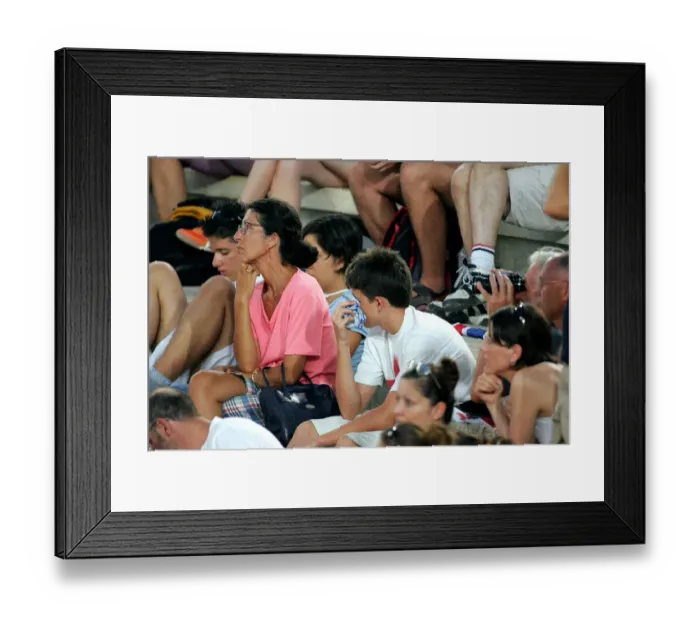 Framed Print : Great Britain Fans Watch Paula Radcliffe On Big Screen Framed Print : Great Britain Fans Watch Paula Radcliffe On Big Screen
