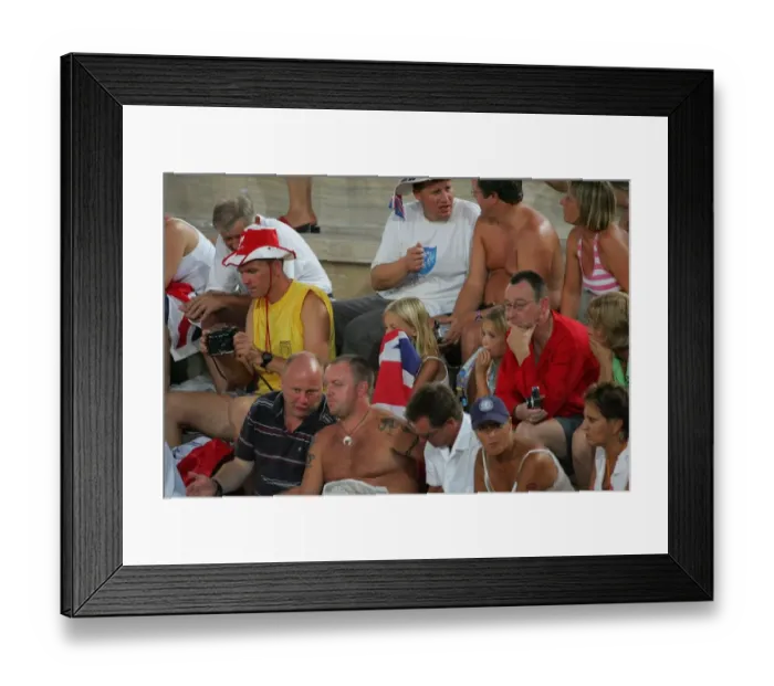 Framed Print : Great Britain Fans Watch Paula Radcliffe On Big Screen Framed Print : Great Britain Fans Watch Paula Radcliffe On Big Screen