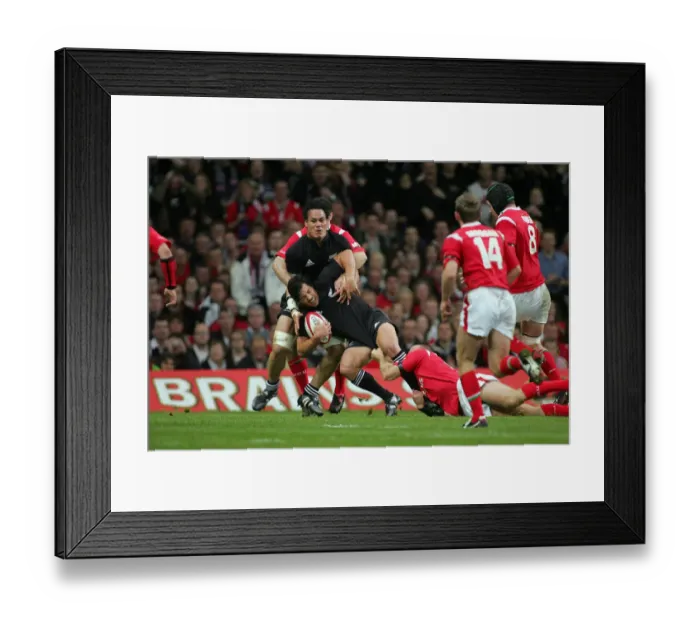 Framed Print : Gareth Thomas Holds Byron Kelleher