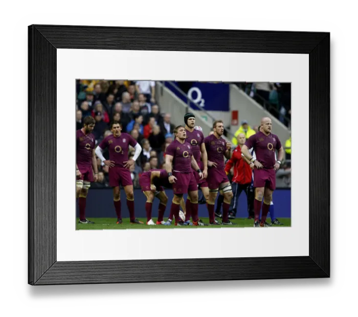 Framed Print : Dejected England Players Framed Print : Dejected England Players