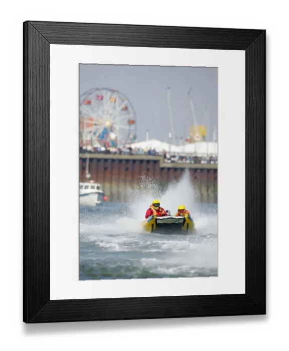 Framed Print : Alex De Vries & Leila Wakeham, England Framed Print : Alex De Vries & Leila Wakeham, England