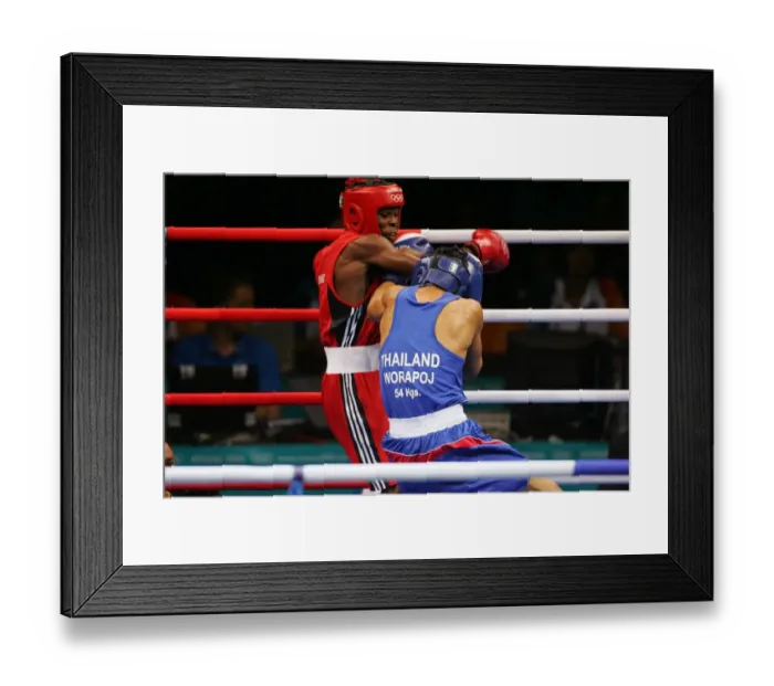 Framed Print : Guillermo Rigondeaux Ortiz & Worapoi Petchkoom Guillermo
