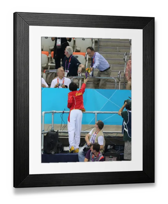 Framed Print : Liuyang Jiao Gives Her Bouquet To Her Manager