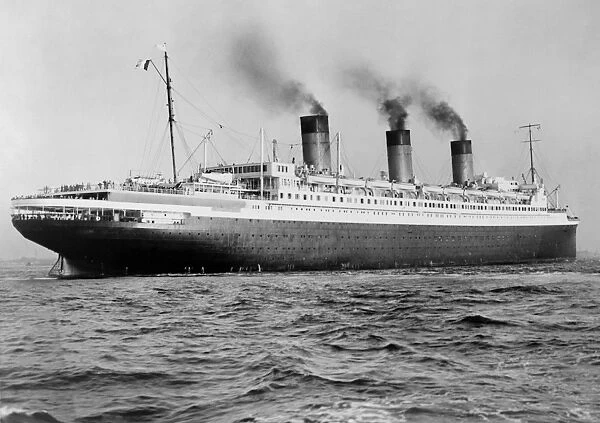 SS ILE DE FRANCE, 1940. The ocean liner SS Ile de France approaching New York City