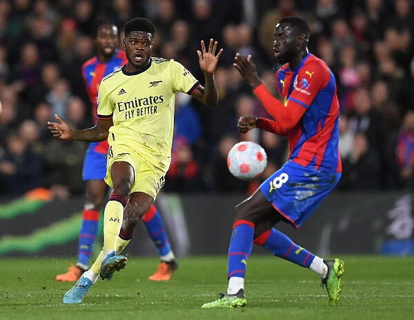 Thomas Partey Faces Pressure from Cheikhou Kouyate in Crystal Palace vs Arsenal Premier League Clash