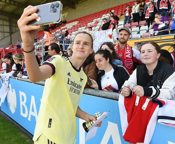 Vivianne Miedema and Fan Selfie: Arsenal Women's Victory at West Ham United Women (FA WSL 2021-22)