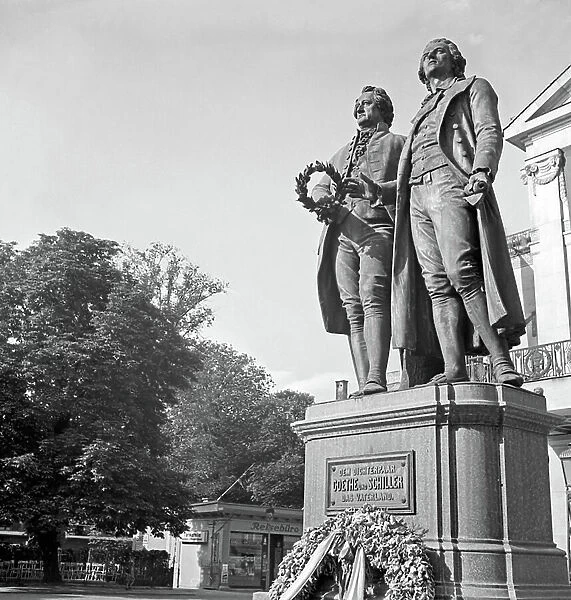 The Goethe Schiller monument in front of the Nationaltheater theatre at Weimar, Germany 1930s (b / w photo)