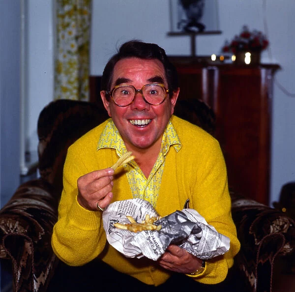Ronnie Corbett at home eating chips March 1987