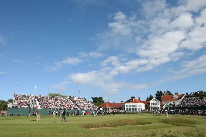 Framed Print : The 18th Green & Clubhouse