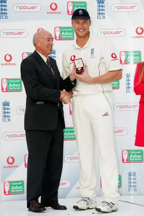 Framed Print : Andrew Flintoff With Award Framed Print : Andrew Flintoff With Award