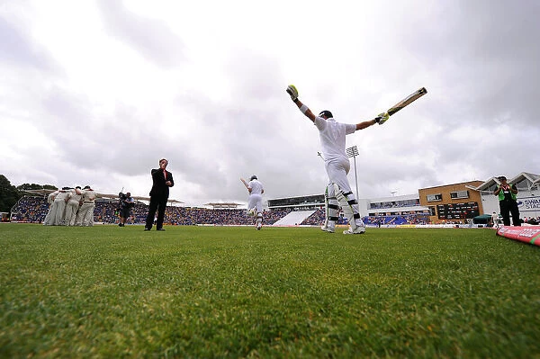 Andrew Strauss & Kevin Pietersen Enter The Field For The