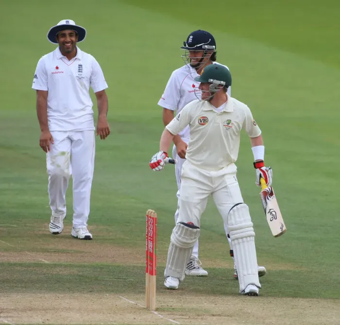 Framed Print : Brad Haddin Gets Ball Stuck In Pads Watched By Cook & Bo Framed Print : Brad Haddin Gets Ball Stuck In Pads Watched By Cook & Bo