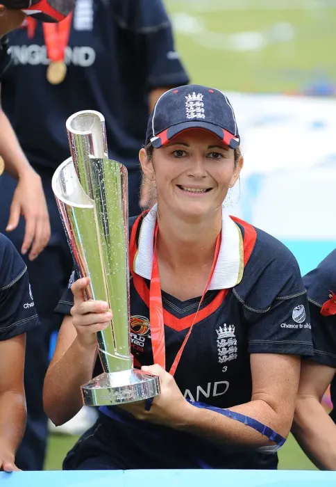Framed Print : Charlotte Edwards Celebrates With Trophy