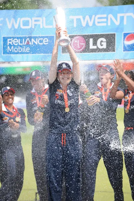 Framed Print : Charlotte Edwards Celebrates With Trophyengland V New Zealan Framed Print : Charlotte Edwards Celebrates With Trophyengland V New Zealan