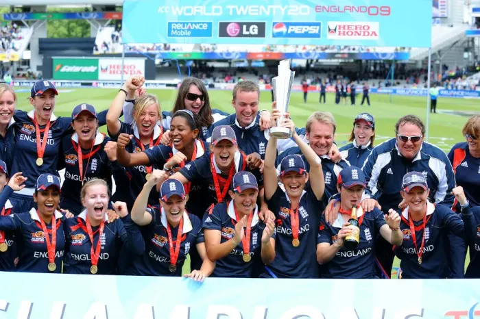 Framed Print : Charlotte Edwards & England Team Framed Print : Charlotte Edwards & England Team