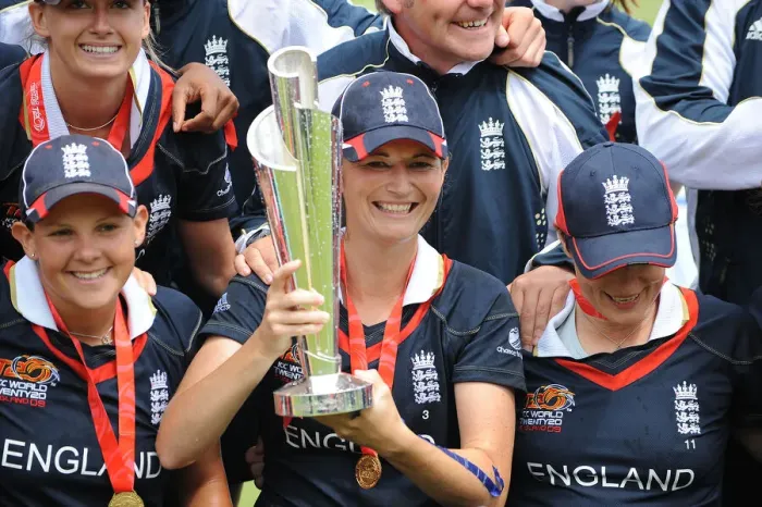 Framed Print : Charlotte Edwards & England Team Framed Print : Charlotte Edwards & England Team