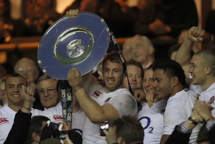 Framed Print : Chris Robshaw Lifts The Trophy After Beating New Zealand Framed Print : Chris Robshaw Lifts The Trophy After Beating New Zealand