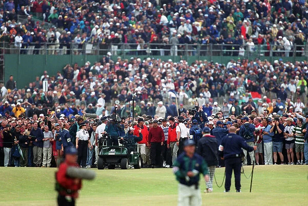 Crowds Follow Tiger Woods