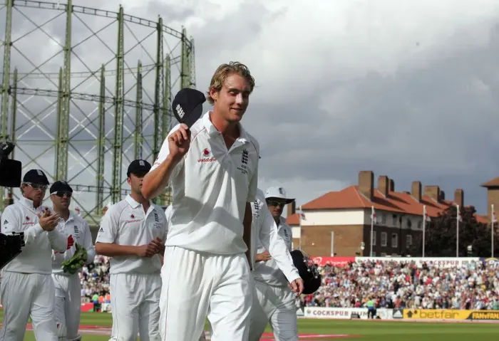 Framed Print : England Team Applaud As Stuart Broad Leaves The Field Framed Print : England Team Applaud As Stuart Broad Leaves The Field