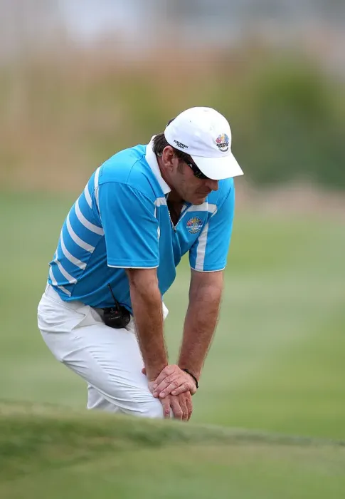 Framed Print : Faldo Struggles To Watch On 18 Framed Print : Faldo Struggles To Watch On 18