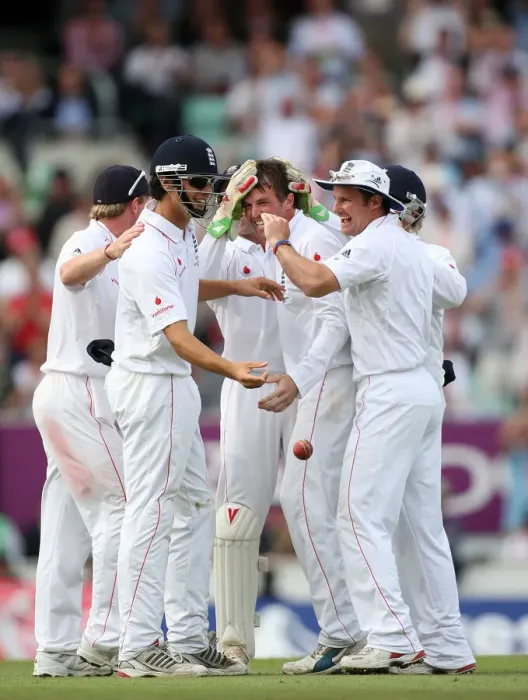 Framed Print : Graeme Swann & Team Celebrate Framed Print : Graeme Swann & Team Celebrate