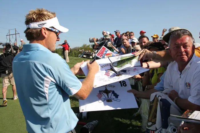 Framed Print : Ian Poulter Signs Autographs Framed Print : Ian Poulter Signs Autographs