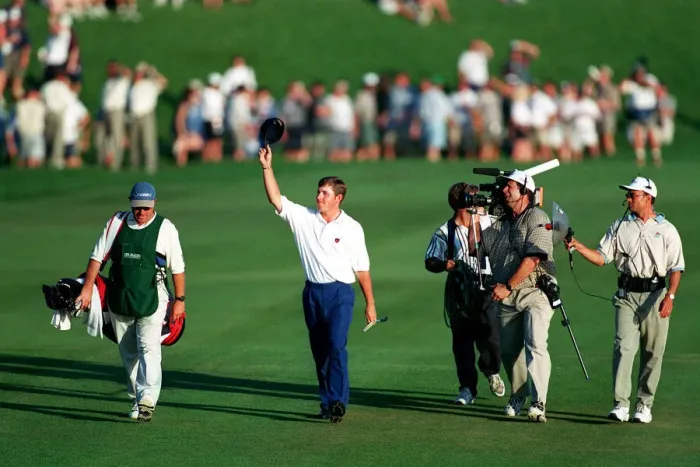 Framed Print : Justin Leonard Walks Up 18th Framed Print : Justin Leonard Walks Up 18th