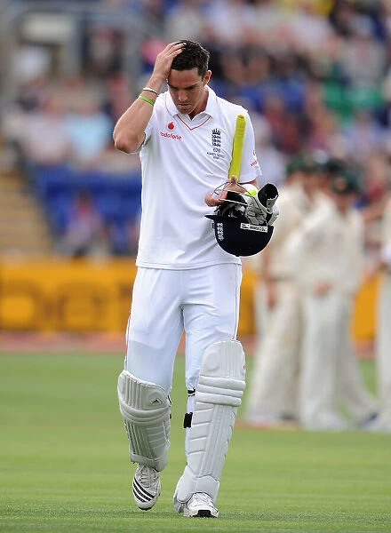 Kevin Pietersen Leaves The Field After Being Bowled By Ben H