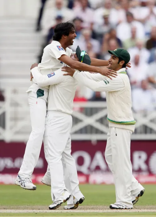 Framed Print : Mohammad Asif Celebrates His 5 Wicket Haul