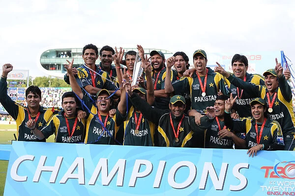 Pakistan Celebrate With Trophy