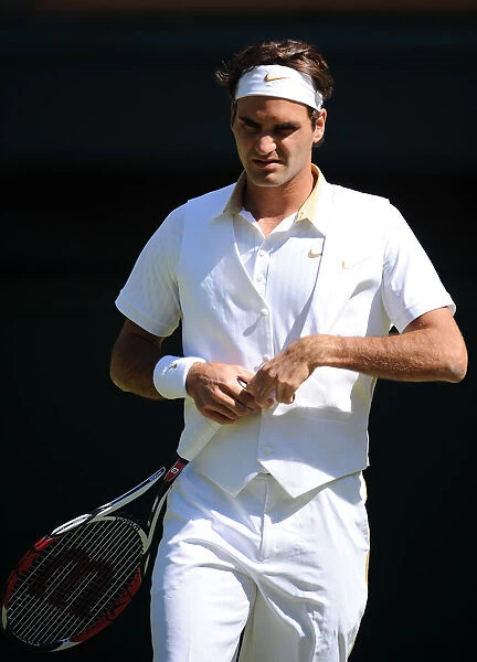 Roger Federer Removes Waist-Coat