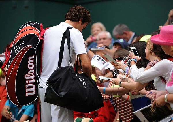 Roger Federer Signs Autographs