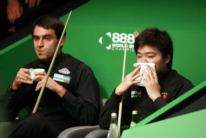 Framed Print : Ronnie O Sullivan & Ding Junhui Framed Print : Ronnie O Sullivan & Ding Junhui