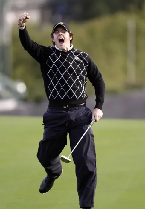 Framed Print : Rory Mcilroy Sinks Birdie On 17th Framed Print : Rory Mcilroy Sinks Birdie On 17th