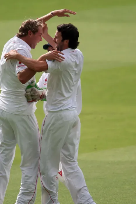 Framed Print : Stuart Broad & Graham Onions Framed Print : Stuart Broad & Graham Onions