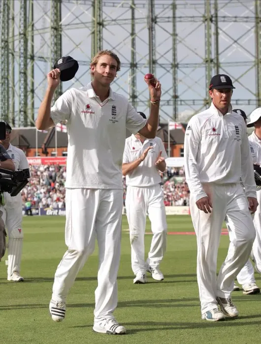 Framed Print : Stuart Broad With Match Ball Framed Print : Stuart Broad With Match Ball
