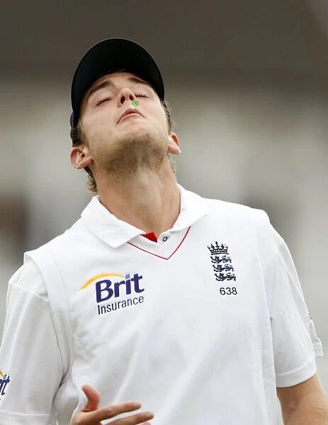 Stuart Broad Misses Mouth With Sweet