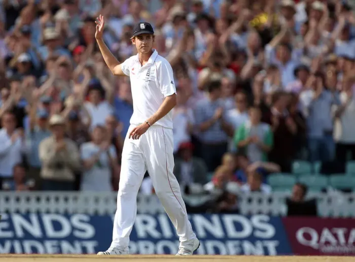 Framed Print : Stuart Broad Waves To Crowd Framed Print : Stuart Broad Waves To Crowd