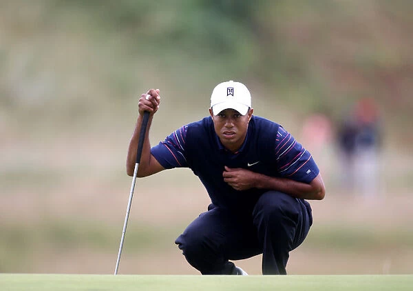 Tiger Woods Lines Up Putt