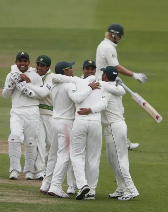 Framed Print : Umar Amin Is Mobbed By Teamates As Shane Watson Walks Off Framed Print : Umar Amin Is Mobbed By Teamates As Shane Watson Walks Off
