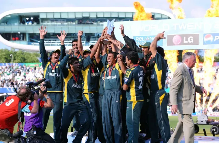 Framed Print : Younus Khan Lifts Trophy Framed Print : Younus Khan Lifts Trophy