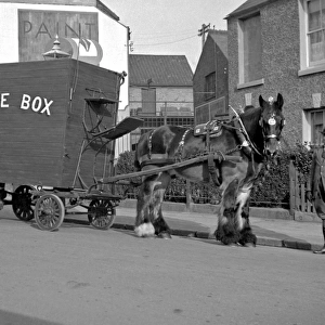 Horse-drawn horse box