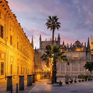 Cathedral and Giralda bell tower at sunset, Plaza Virgen de los Reyes, Seville, Andalusia