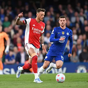 Arsenal's Ben White Outmaneuvers Chelsea's Mason Mount in Premier League Clash