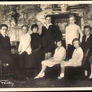 Ak Otto von Habsburg with mother and siblings, Zita (b / w photo)