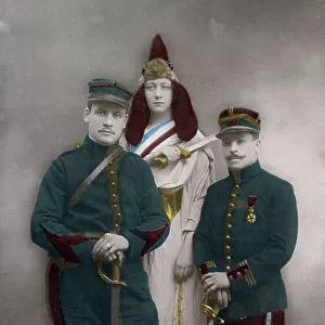 First World War: The Oath of Swords A Marianne, representing France, surrounded by two French officers, 1914-18 (photo)