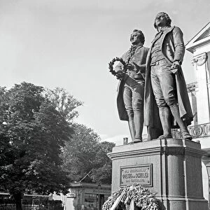 The Goethe Schiller monument in front of the Nationaltheater theatre at Weimar, Germany 1930s (b/w photo)