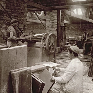 Splitting slate for tiling at Llechwedd Slate Quarry, 1896 (b / w photo)