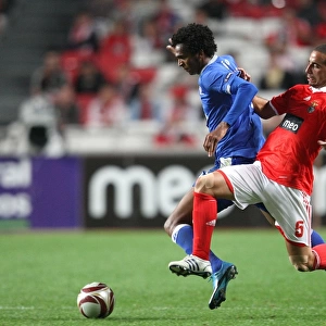 Amorim vs. Alves: A Battle for the Ball in the Europa League Clash between SL Benfica and Everton at Estadio da Luz