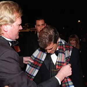 Bob Shields Daily Record journalist gives his tartan scarf to Mel Gibson after the Oscar